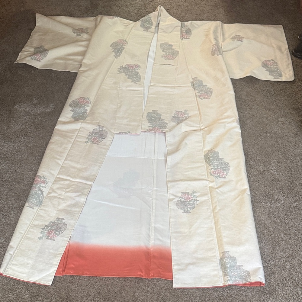 Traditional Cream Kimono with Subtle Patterns
